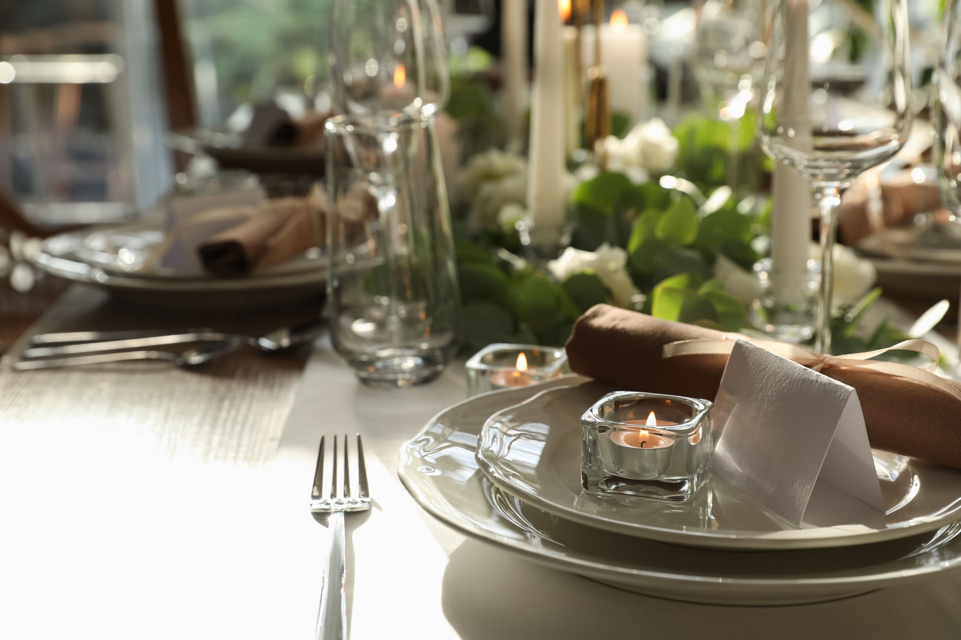 Cadre de table élégant avec un beau décor floral et une bougie allumée. Espace pour le texte