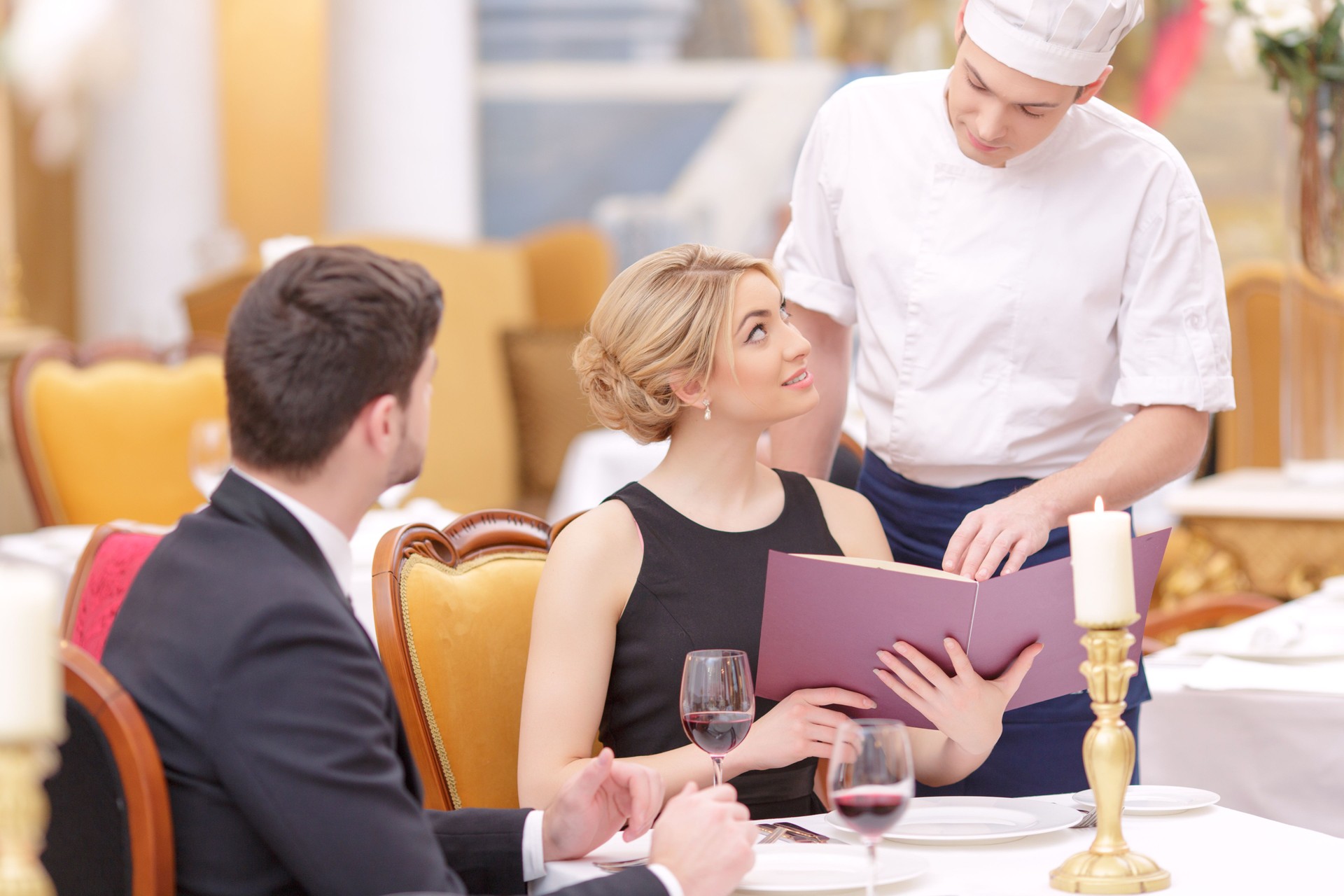 couple attrayant visiter restaurant de luxe